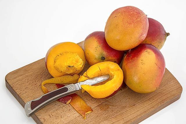 マンゴーの切り方とマンゴージュース・ジャムの作り方＆保存方法（日本とブラジルのマンゴーの違い）｜海外Tips☆DIYエコスローライフ