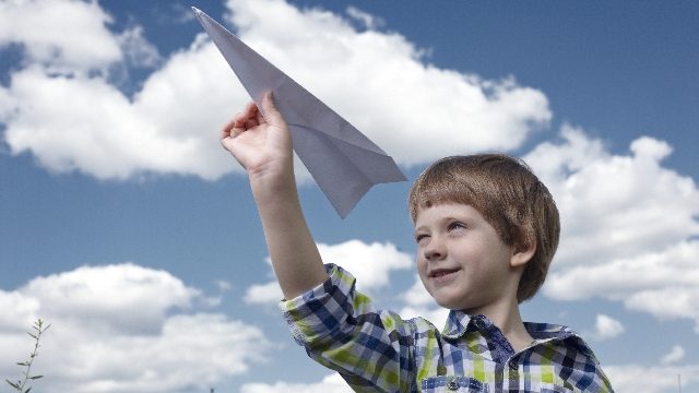 紙飛行機と男の子