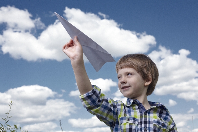 紙飛行機と男の子