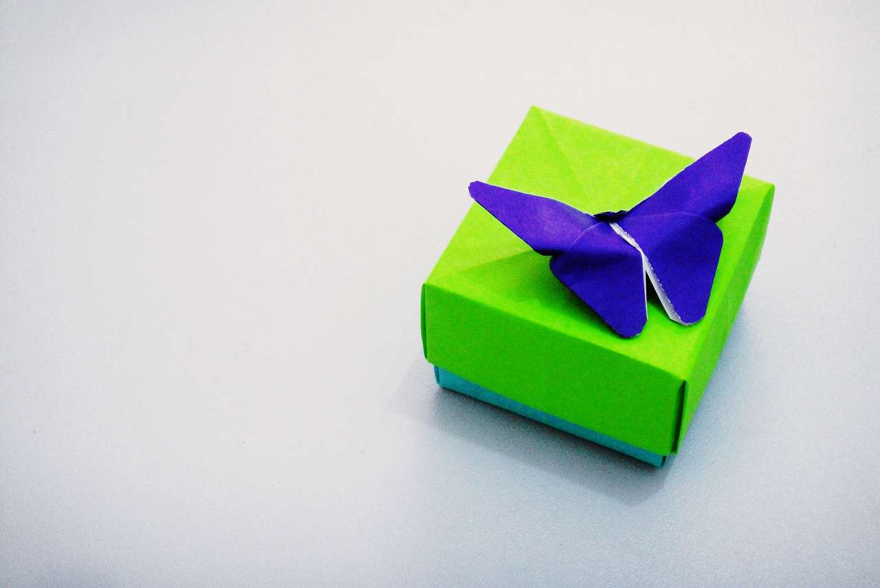 折り紙で正方形フタ付きの箱折り方 蝶のギフトボックス 作り方動画付き 海外tips Diyエコスローライフ